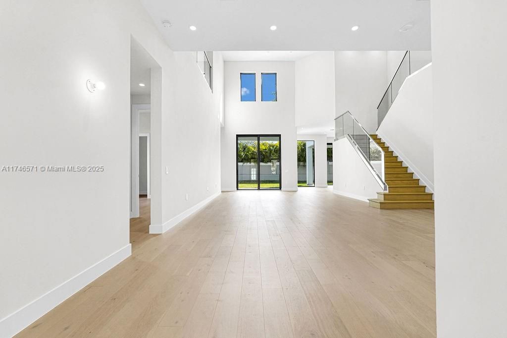 Недавно продано: $3,250,000 (6 спален, 7 ванн, 5379 Квадратных фут)