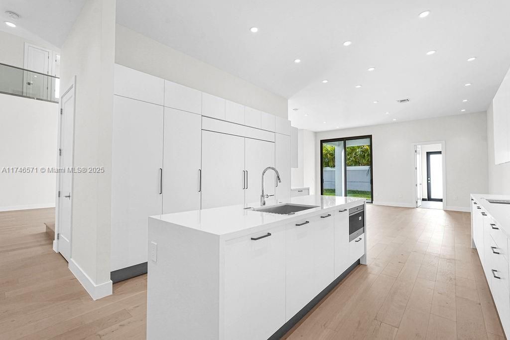 Недавно продано: $3,250,000 (6 спален, 7 ванн, 5379 Квадратных фут)