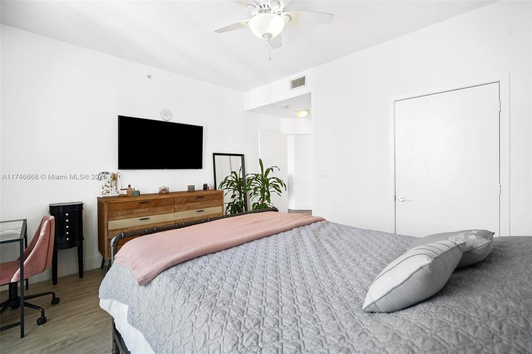 Recently Sold: $690,000 (2 beds, 2 baths, 1104 Square Feet)