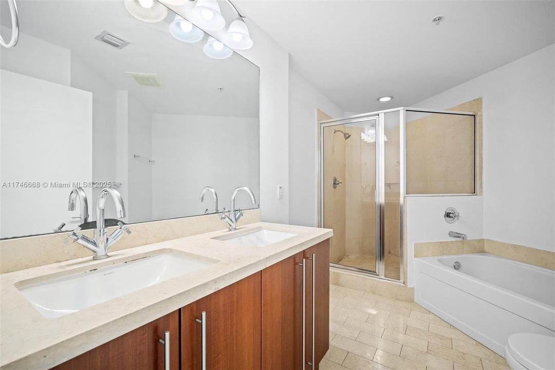 Recently Sold: $690,000 (2 beds, 2 baths, 1104 Square Feet)