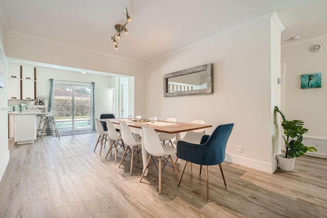 En Venta: $899,000 (4 camas, 3 baños, 1910 Pies cuadrados)