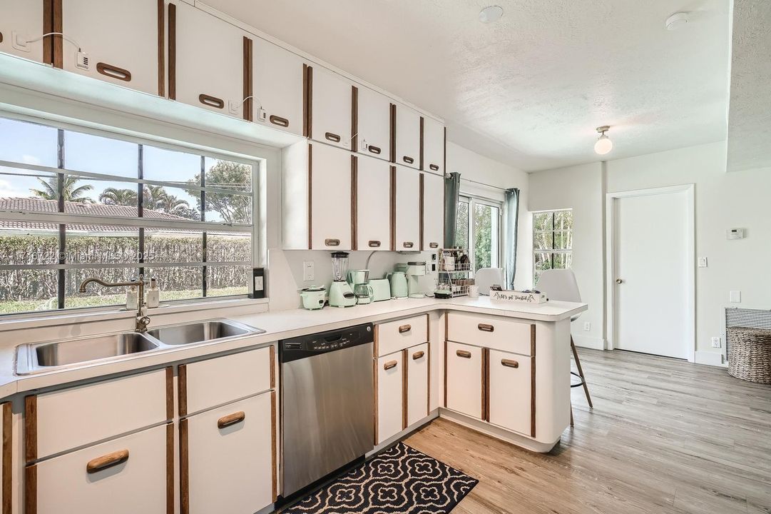 En Venta: $899,000 (4 camas, 3 baños, 1910 Pies cuadrados)