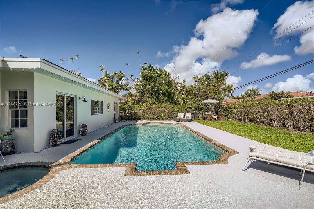 En Venta: $899,000 (4 camas, 3 baños, 1910 Pies cuadrados)