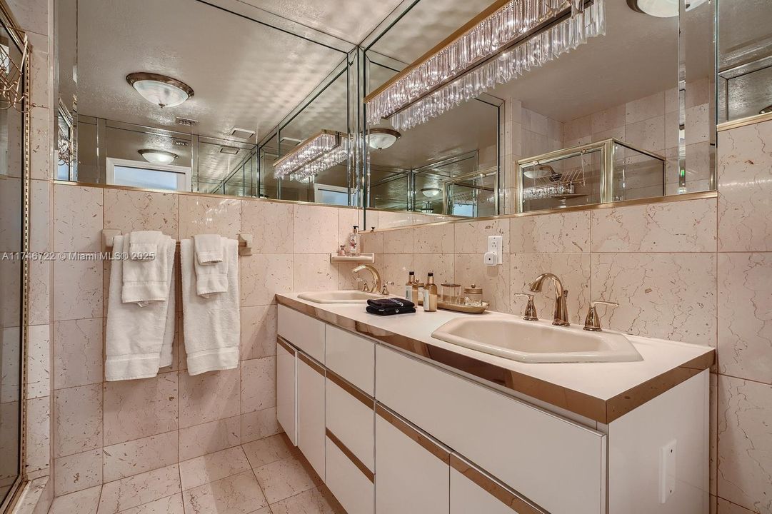 En Venta: $899,000 (4 camas, 3 baños, 1910 Pies cuadrados)