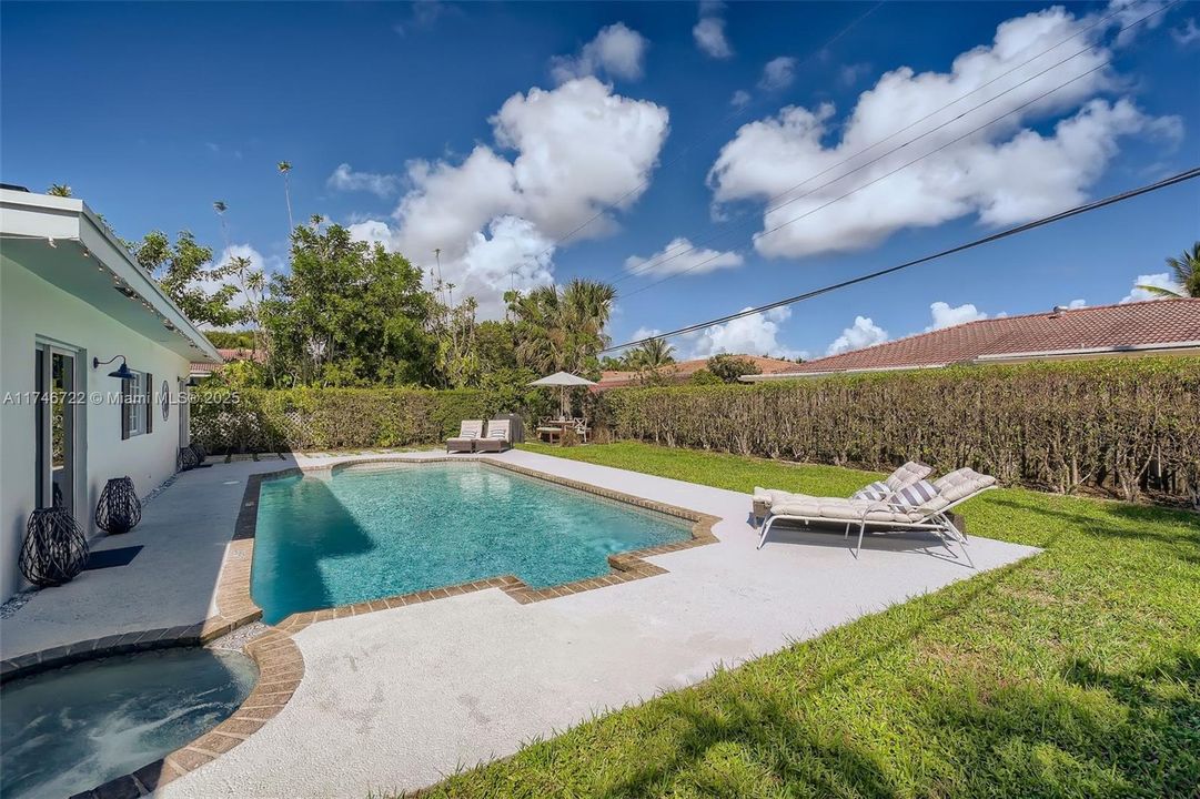 En Venta: $899,000 (4 camas, 3 baños, 1910 Pies cuadrados)