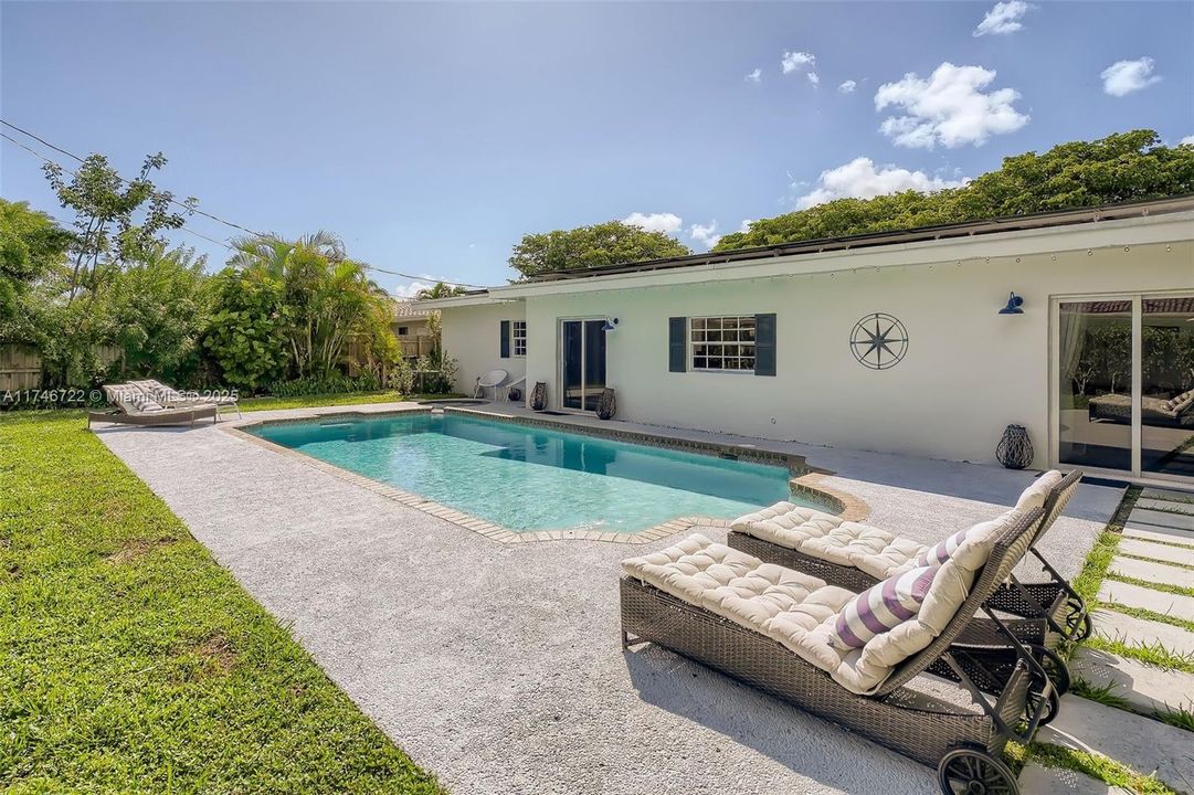 En Venta: $899,000 (4 camas, 3 baños, 1910 Pies cuadrados)