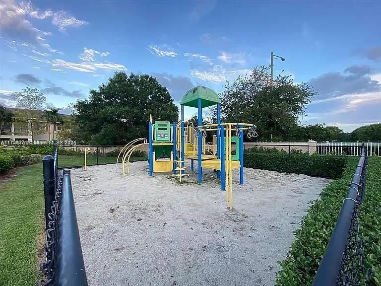 出租: $1,800 (1 贝兹, 1 浴室, 778 平方英尺)