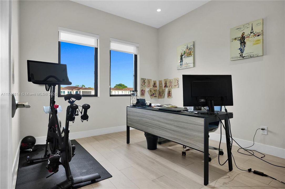 For Sale: $2,099,999 (5 beds, 4 baths, 4051 Square Feet)