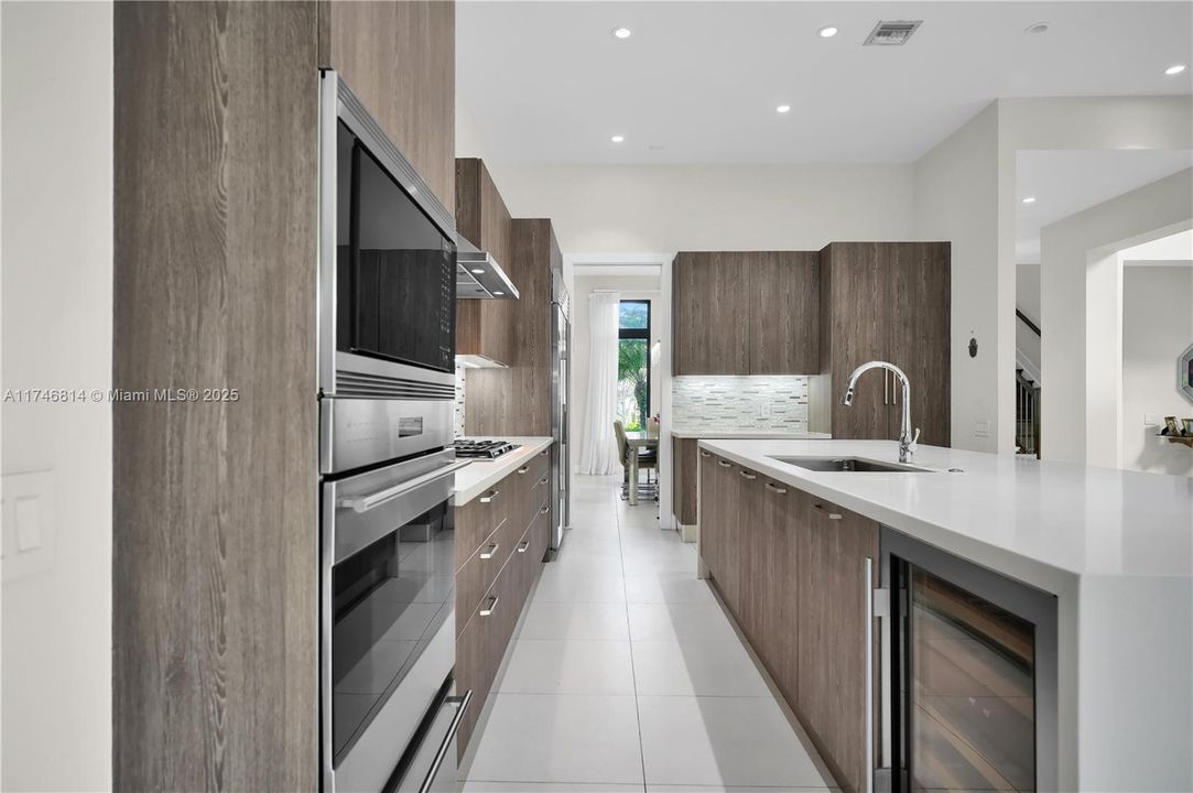 For Sale: $2,099,999 (5 beds, 4 baths, 4051 Square Feet)