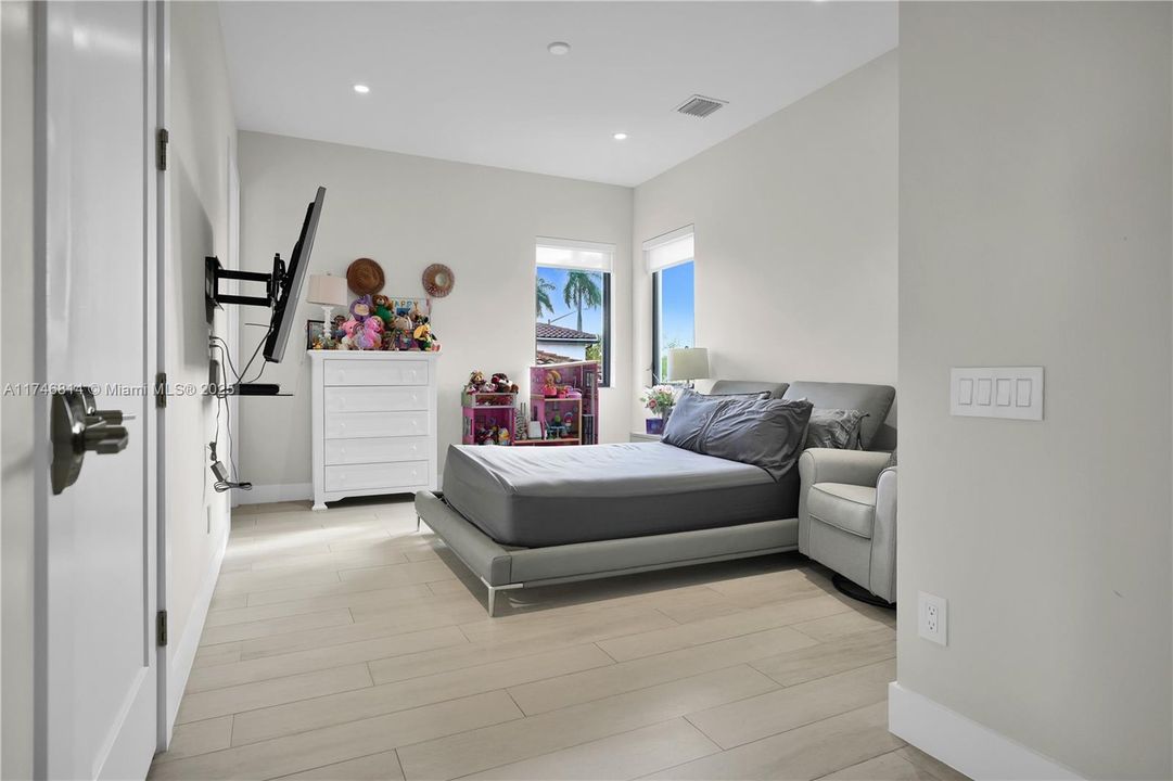 For Sale: $2,099,999 (5 beds, 4 baths, 4051 Square Feet)