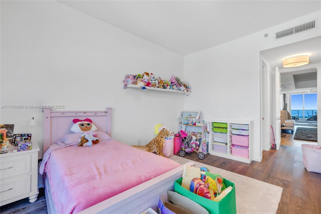 Recently Sold: $5,600,000 (4 beds, 4 baths, 3807 Square Feet)