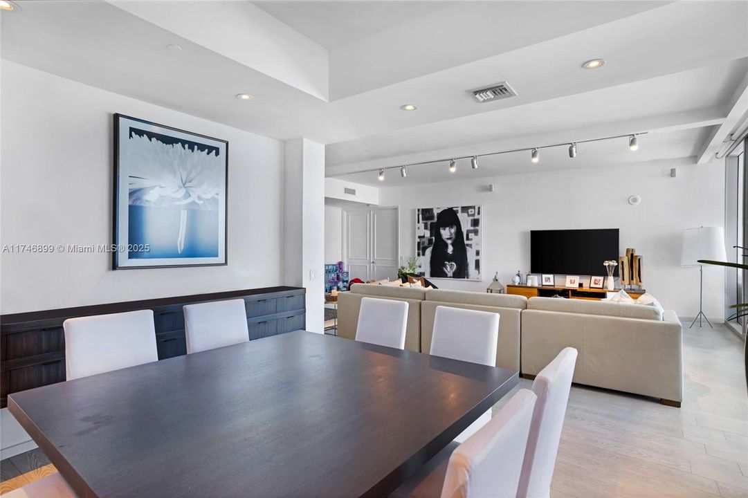 Recently Sold: $5,600,000 (4 beds, 4 baths, 3807 Square Feet)