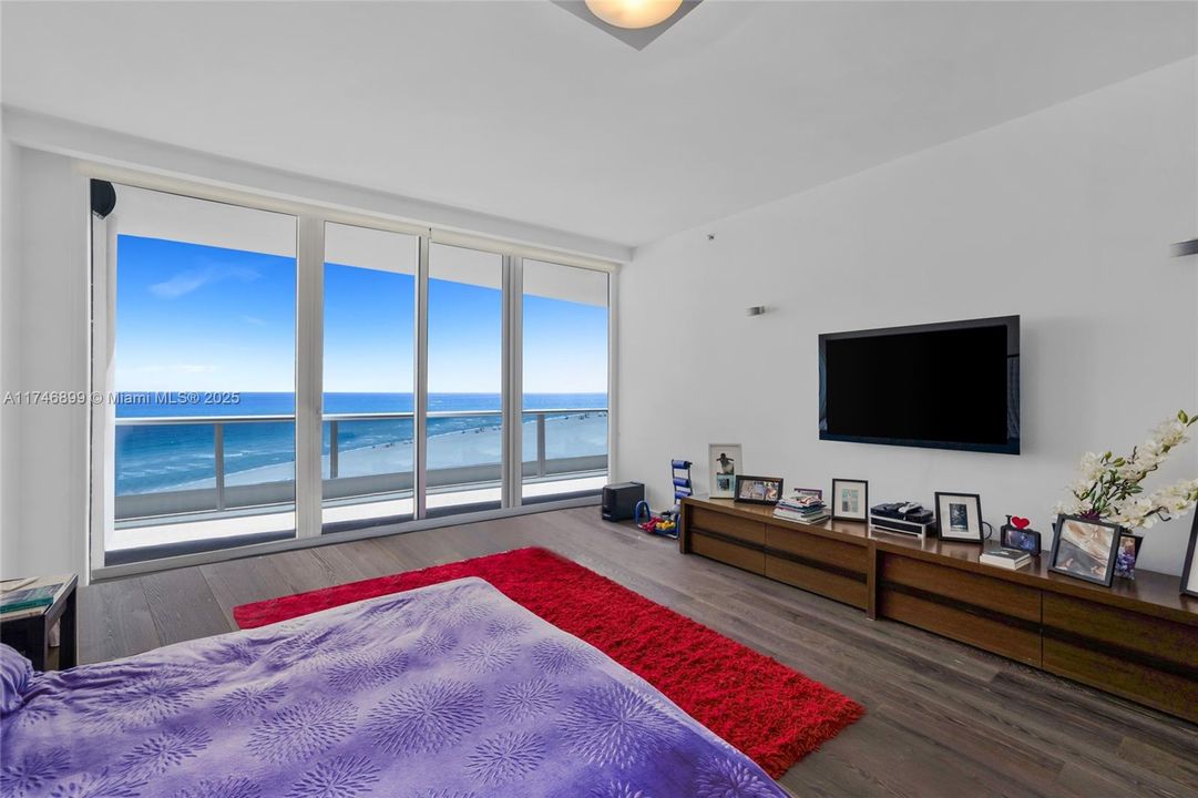 Recently Sold: $5,600,000 (4 beds, 4 baths, 3807 Square Feet)