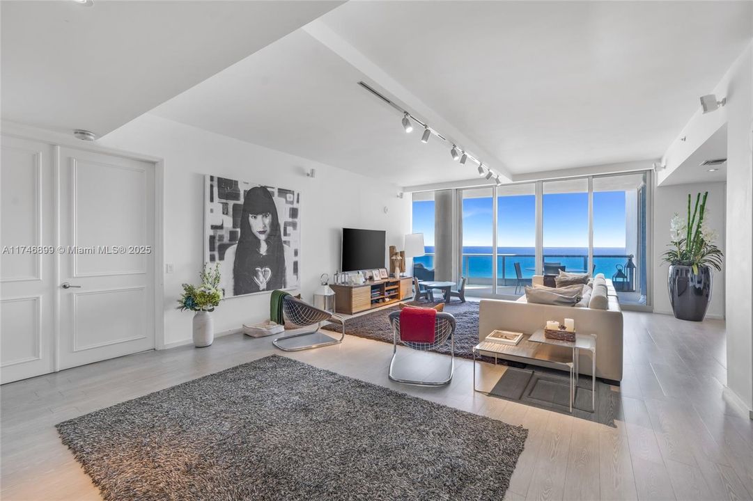 Recently Sold: $5,600,000 (4 beds, 4 baths, 3807 Square Feet)