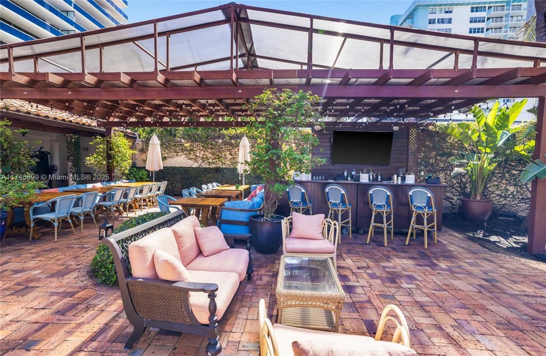 Recently Sold: $5,600,000 (4 beds, 4 baths, 3807 Square Feet)