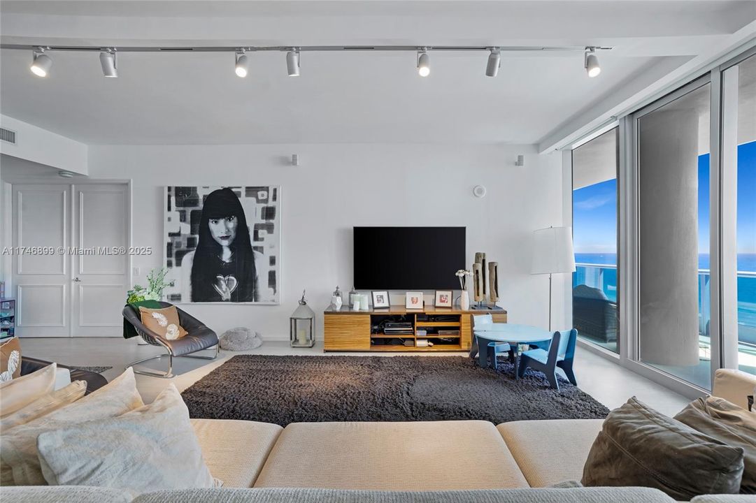 Recently Sold: $5,600,000 (4 beds, 4 baths, 3807 Square Feet)