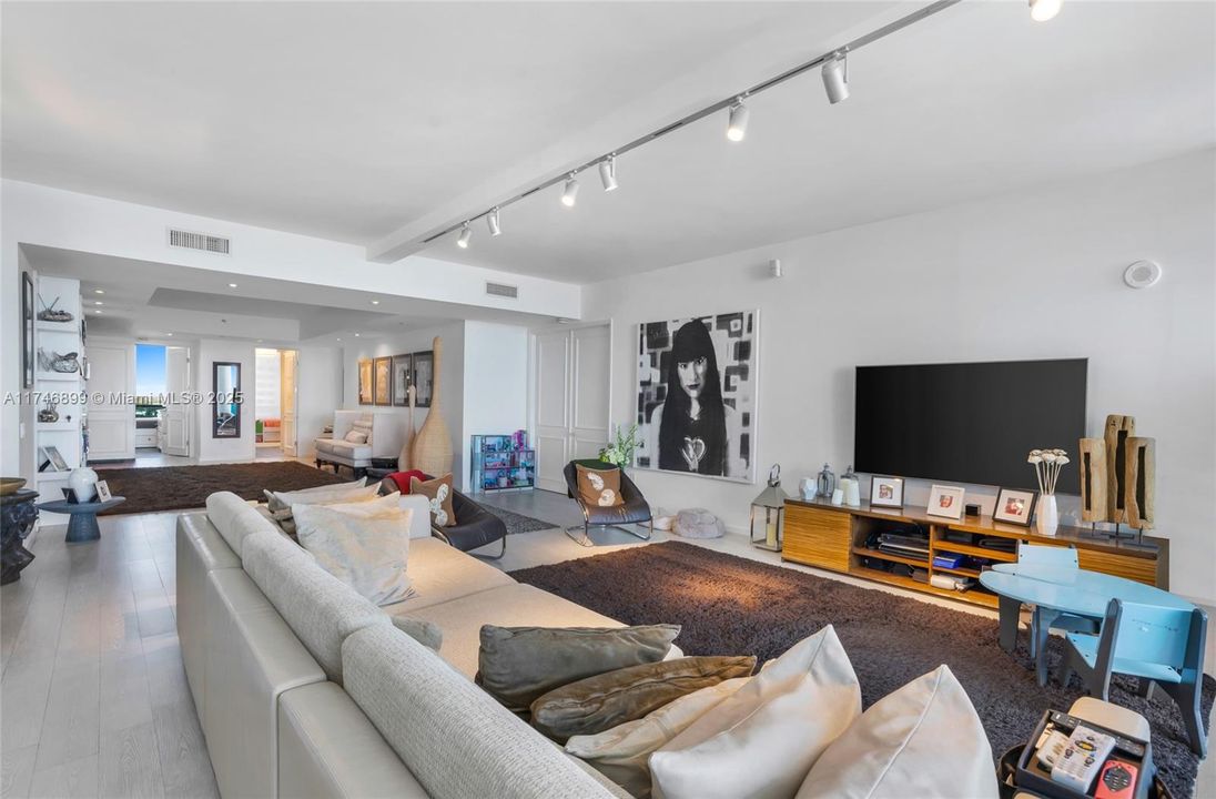 Recently Sold: $5,600,000 (4 beds, 4 baths, 3807 Square Feet)