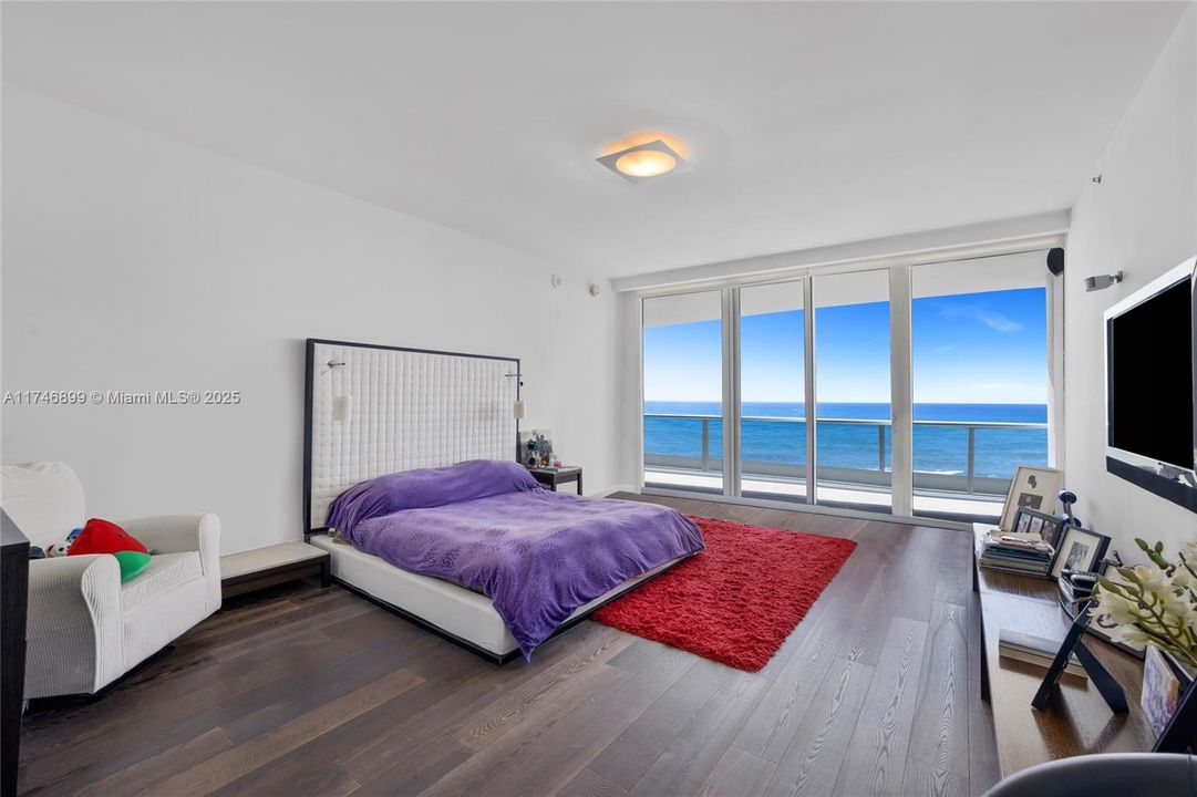 Recently Sold: $5,600,000 (4 beds, 4 baths, 3807 Square Feet)