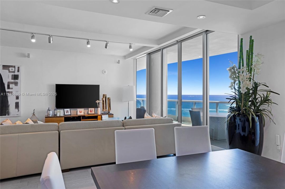 Recently Sold: $5,600,000 (4 beds, 4 baths, 3807 Square Feet)