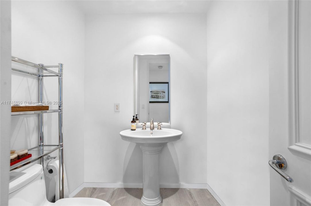 Recently Sold: $5,600,000 (4 beds, 4 baths, 3807 Square Feet)