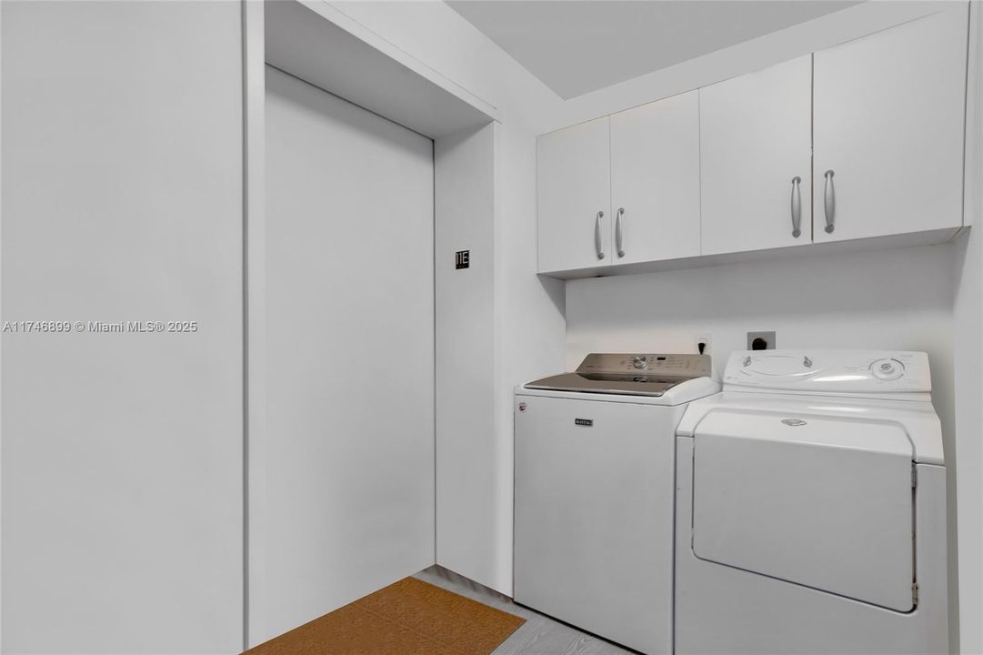 Recently Sold: $5,600,000 (4 beds, 4 baths, 3807 Square Feet)