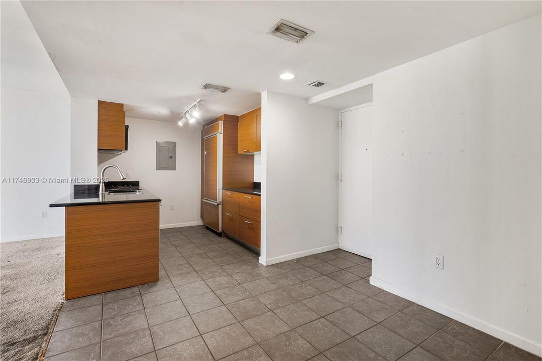 Recently Sold: $400,000 (1 beds, 1 baths, 845 Square Feet)