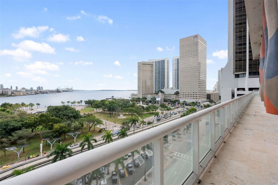 Recently Sold: $400,000 (1 beds, 1 baths, 845 Square Feet)