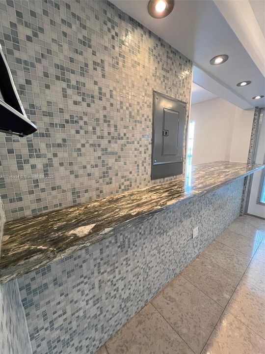 待售: $345,000 (1 贝兹, 1 浴室, 770 平方英尺)