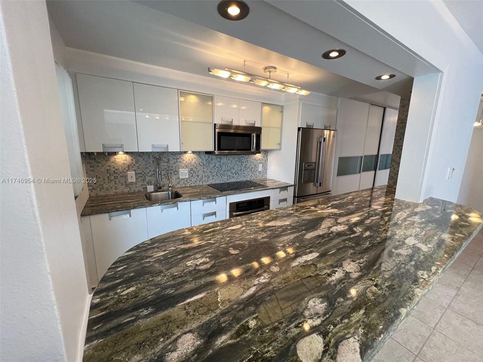 待售: $345,000 (1 贝兹, 1 浴室, 770 平方英尺)