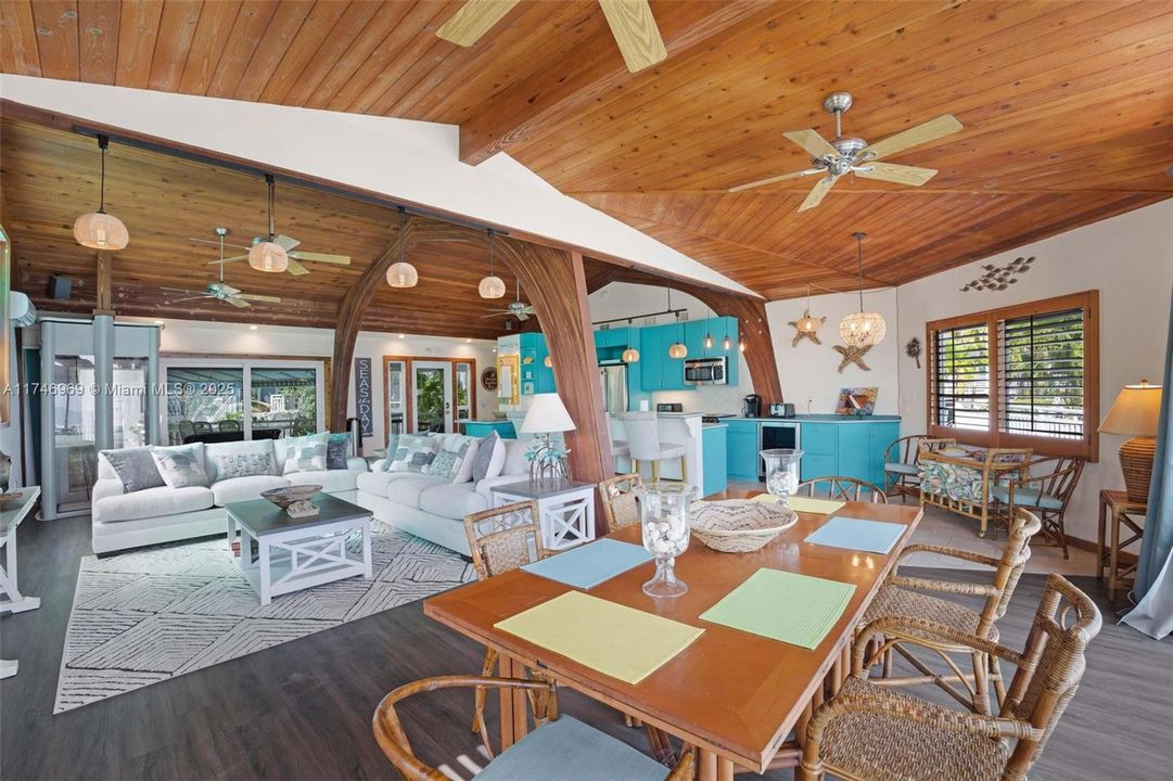 Недавно продано: $3,500,000 (7 спален, 4 ванн, 4531 Квадратных фут)