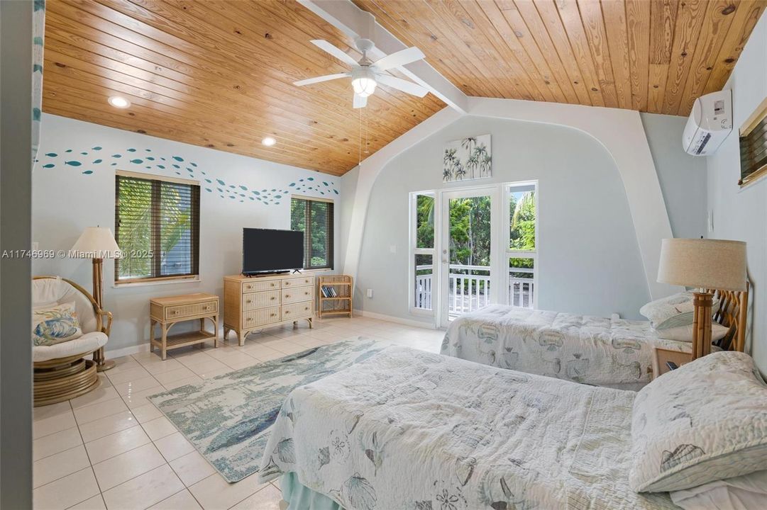 Недавно продано: $3,500,000 (7 спален, 4 ванн, 4531 Квадратных фут)