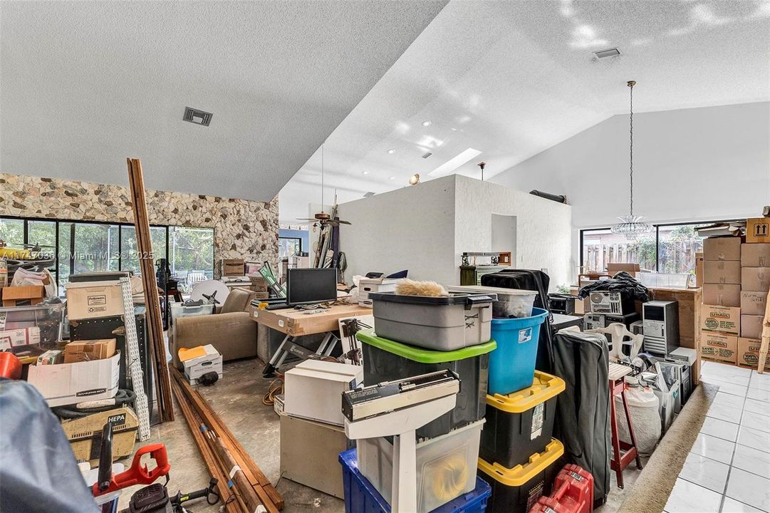 Недавно продано: $580,000 (4 спален, 2 ванн, 2279 Квадратных фут)