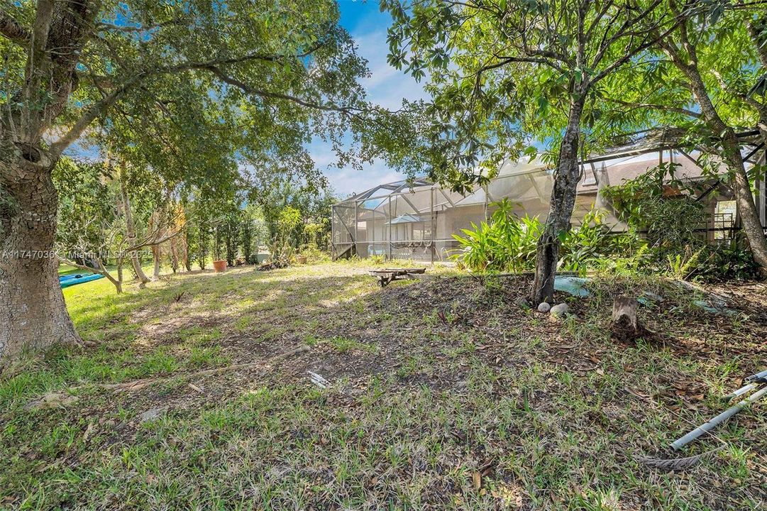 Недавно продано: $580,000 (4 спален, 2 ванн, 2279 Квадратных фут)