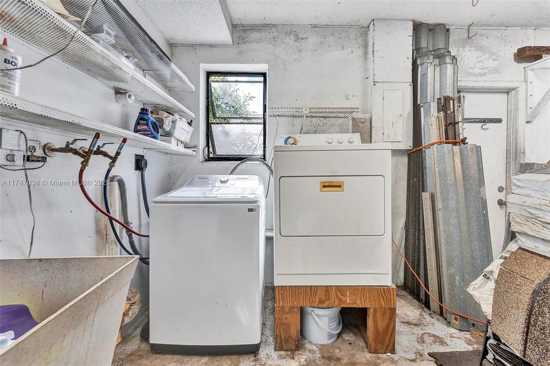 Недавно продано: $580,000 (4 спален, 2 ванн, 2279 Квадратных фут)