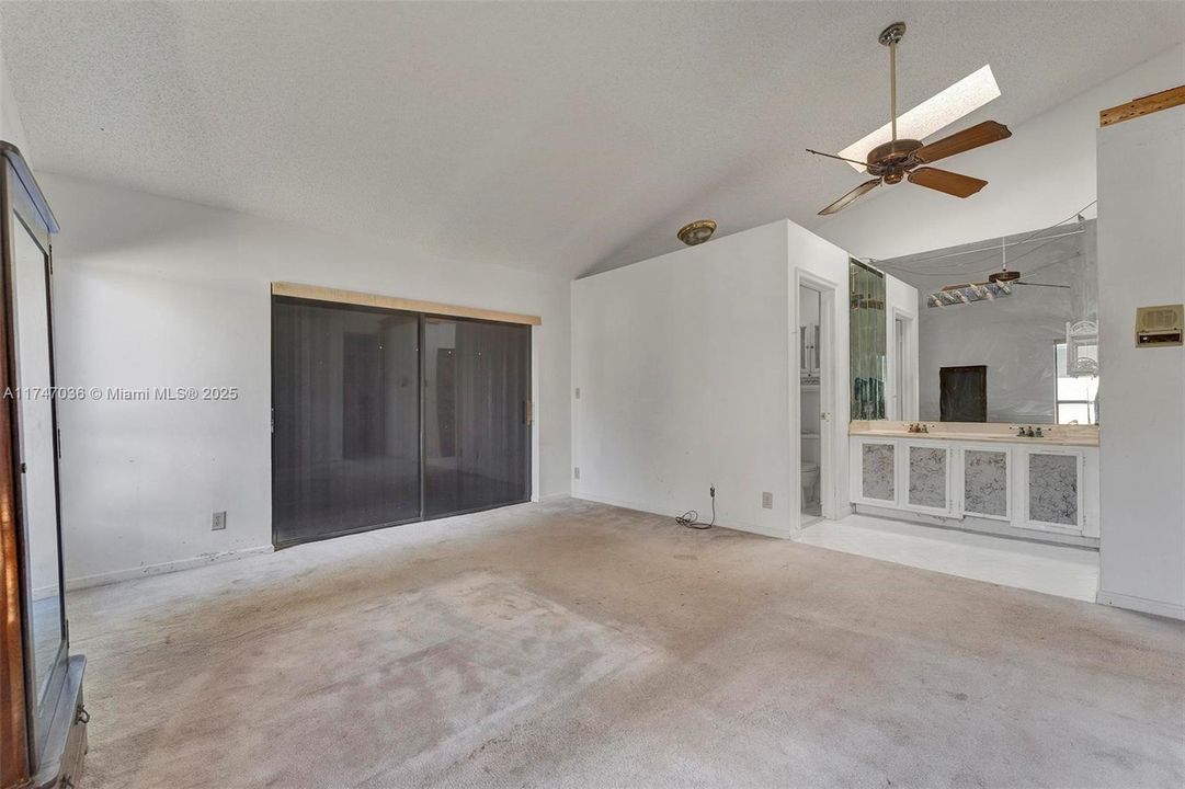 Недавно продано: $580,000 (4 спален, 2 ванн, 2279 Квадратных фут)