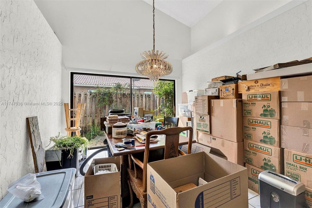 Недавно продано: $580,000 (4 спален, 2 ванн, 2279 Квадратных фут)