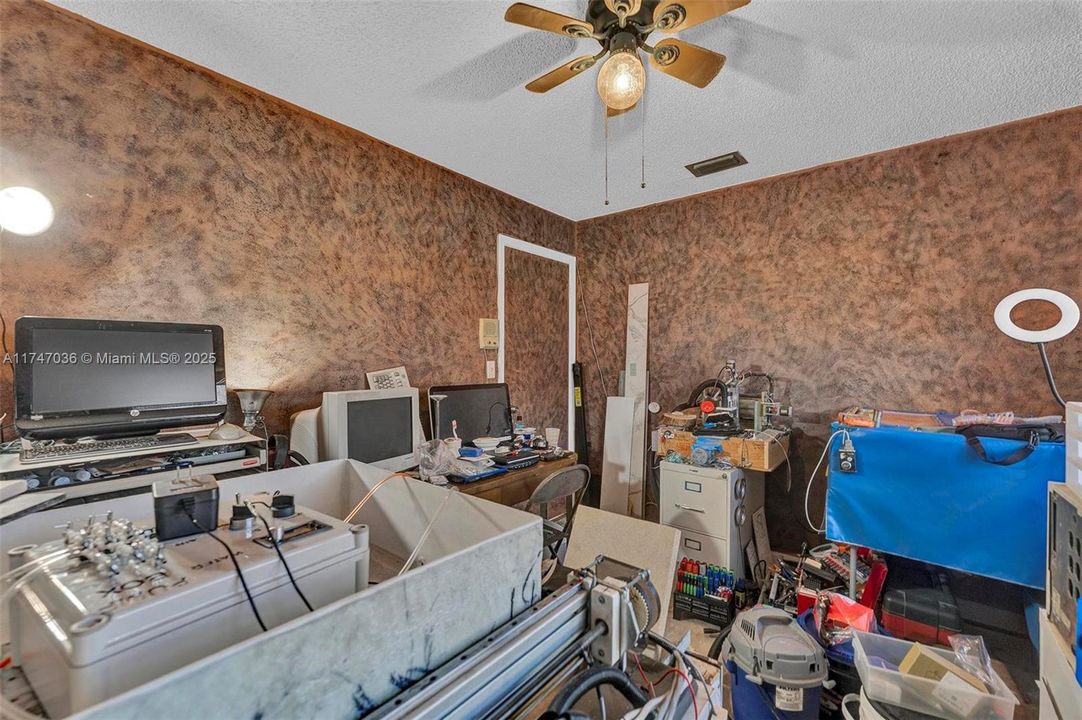 Недавно продано: $580,000 (4 спален, 2 ванн, 2279 Квадратных фут)