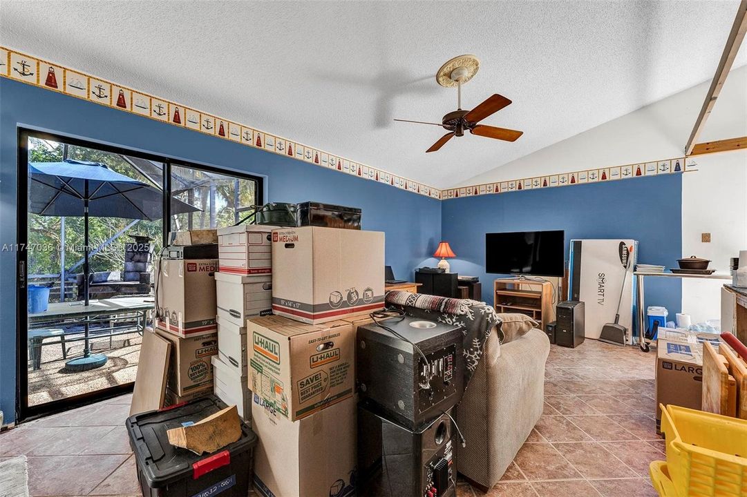 Недавно продано: $580,000 (4 спален, 2 ванн, 2279 Квадратных фут)