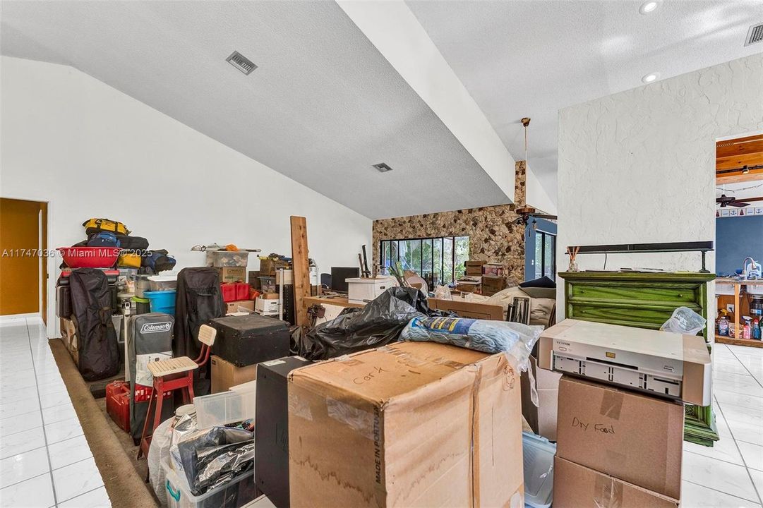 Недавно продано: $580,000 (4 спален, 2 ванн, 2279 Квадратных фут)