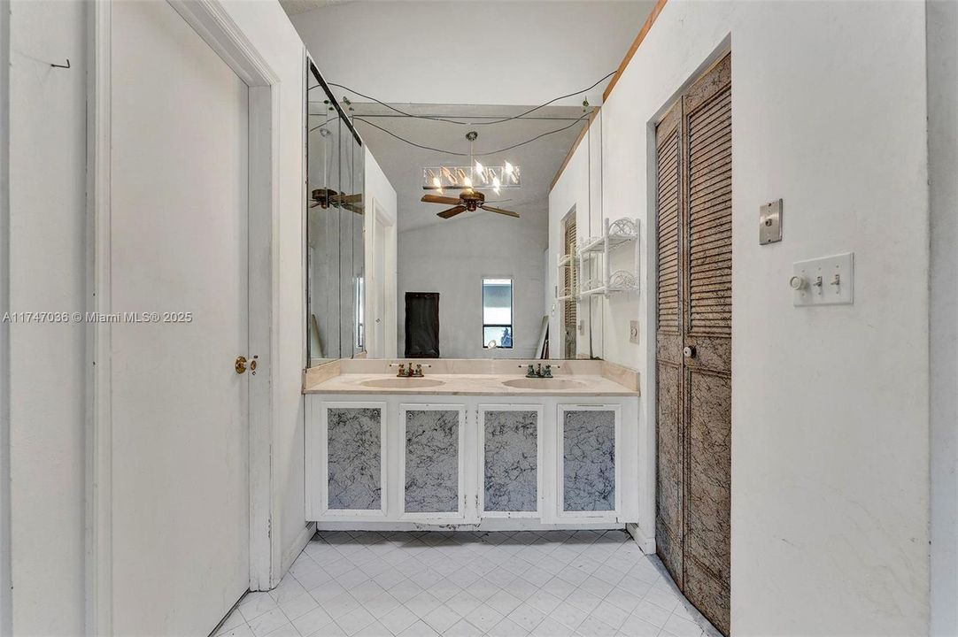 Недавно продано: $580,000 (4 спален, 2 ванн, 2279 Квадратных фут)