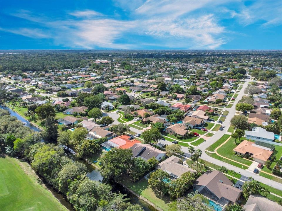 Недавно продано: $580,000 (4 спален, 2 ванн, 2279 Квадратных фут)