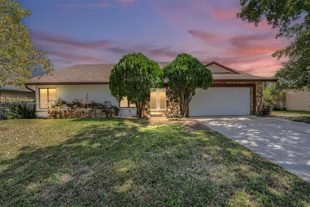 Недавно продано: $580,000 (4 спален, 2 ванн, 2279 Квадратных фут)