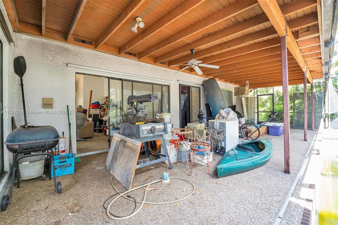 Недавно продано: $580,000 (4 спален, 2 ванн, 2279 Квадратных фут)