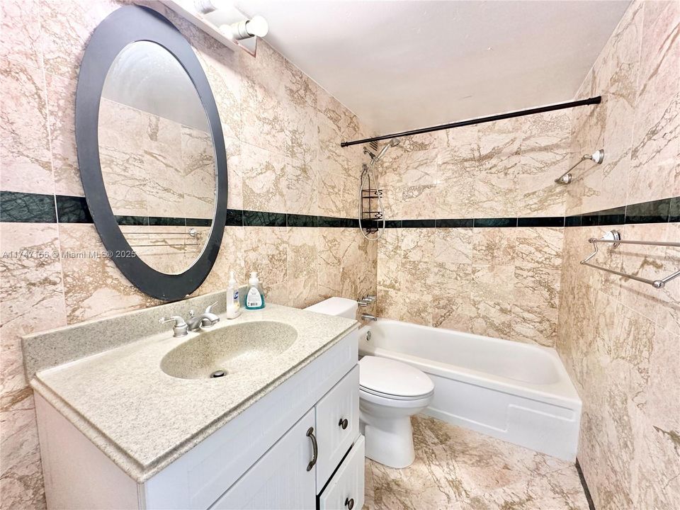 Recently Rented: $2,100 (1 beds, 1 baths, 940 Square Feet)