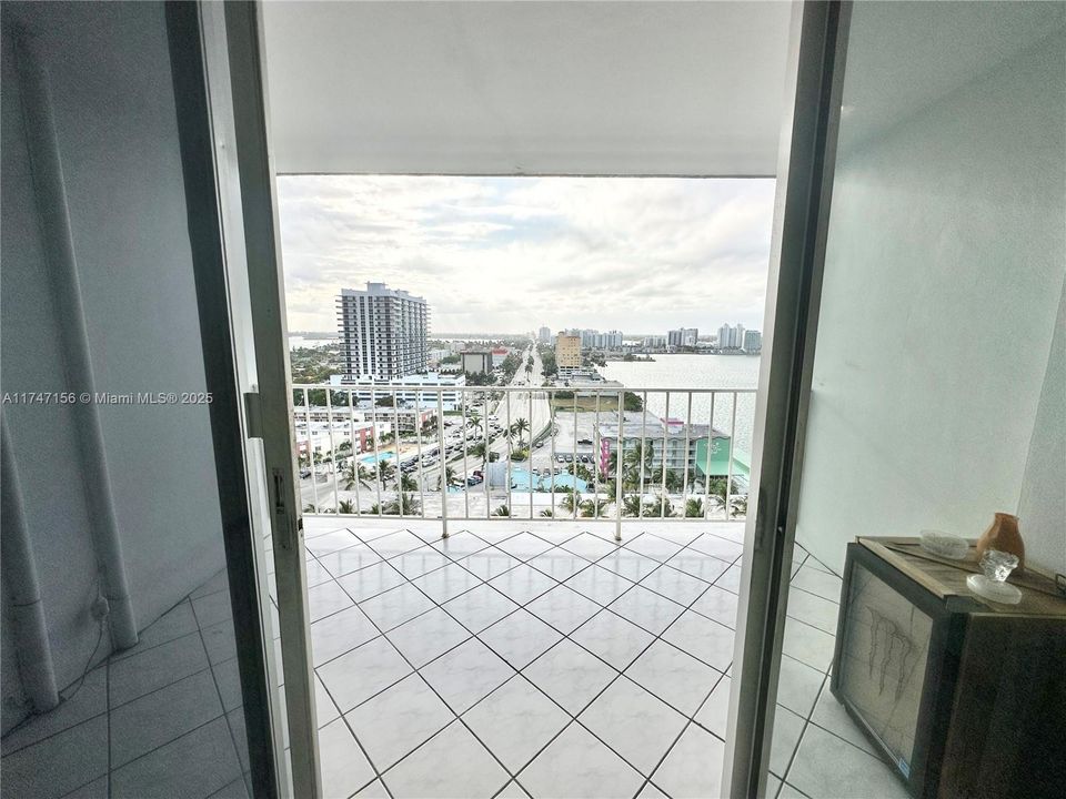 Recently Rented: $2,100 (1 beds, 1 baths, 940 Square Feet)