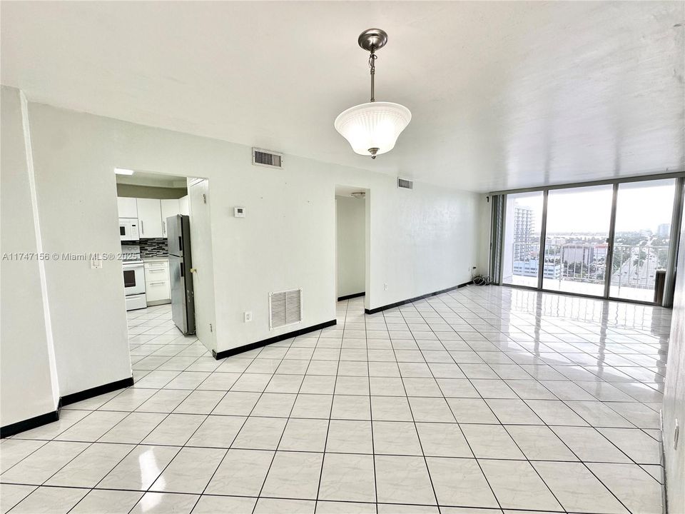 Recently Rented: $2,100 (1 beds, 1 baths, 940 Square Feet)