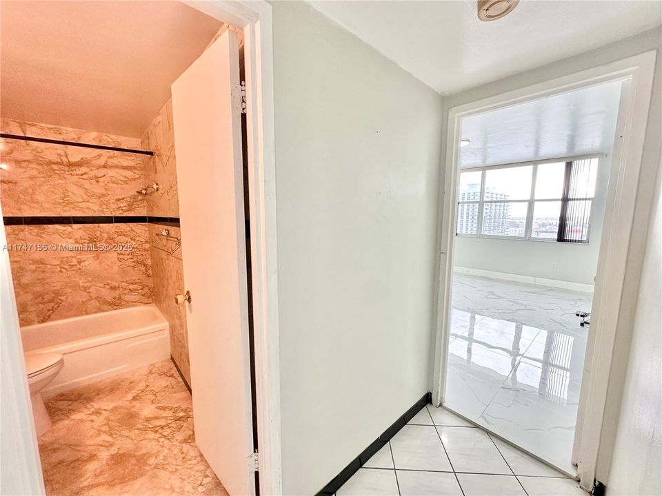 Recently Rented: $2,100 (1 beds, 1 baths, 940 Square Feet)