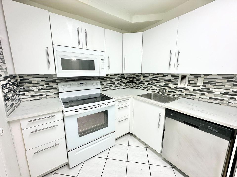 Recently Rented: $2,100 (1 beds, 1 baths, 940 Square Feet)