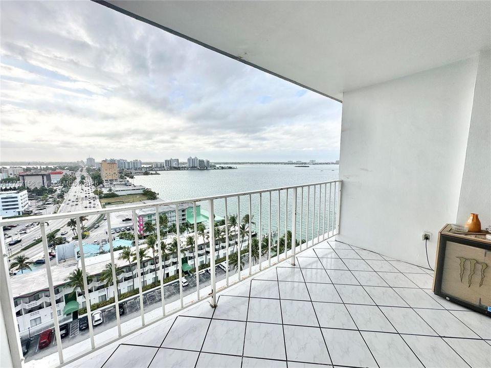 Recently Rented: $2,100 (1 beds, 1 baths, 940 Square Feet)