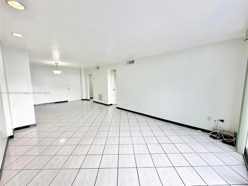 Recently Rented: $2,100 (1 beds, 1 baths, 940 Square Feet)